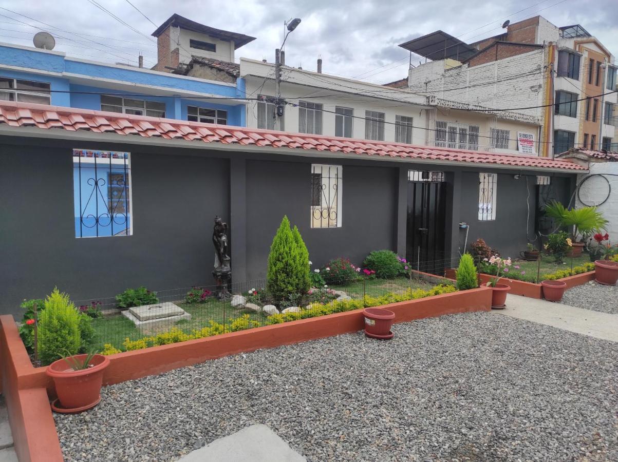Hostal Los Lirios Loja Exterior foto